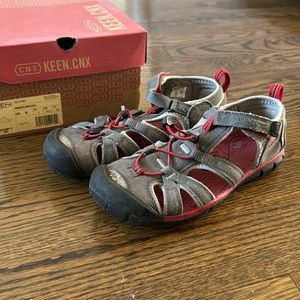 KEEN Seacamp II closed toe sandals. Big kids size 6.